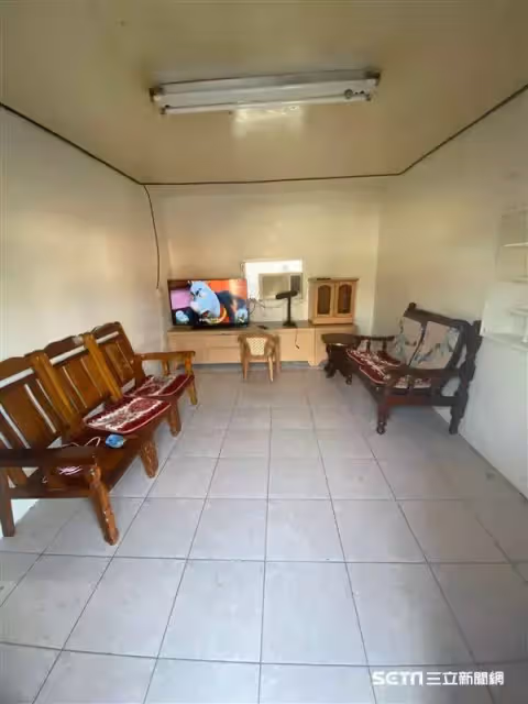 10口擠破屋，阿公獨養3兄妹做零工維生，沒錢修房子好心人突上門送暖，感動哭：終於不用5個人擠一張床了