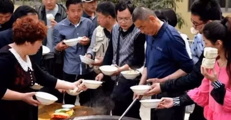 阿姨去工地做飯，色香味俱全，剛做10天就被開除，老闆：不扣工資已經仁慈！