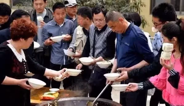 阿姨去工地做飯,色香味俱全,剛做10天就被開除,老闆:不扣工資已經仁慈!
