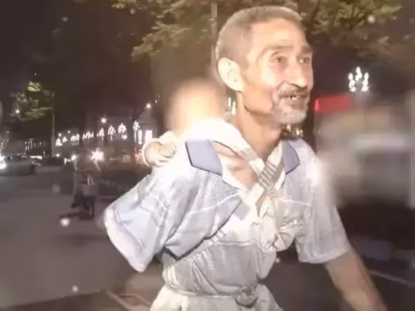看到流浪孕婦翻垃圾吃,七旬老翁不忍「好心帶回家照顧」揹嬰拾荒「堅持照顧到底」:總會好起來的!