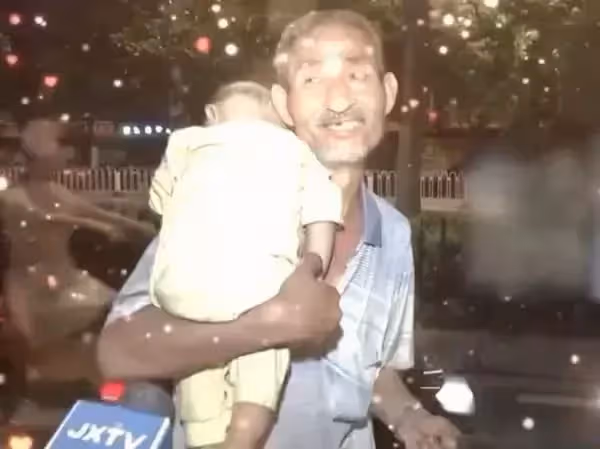 看到流浪孕婦翻垃圾吃,七旬老翁不忍「好心帶回家照顧」揹嬰拾荒「堅持照顧到底」:總會好起來的!