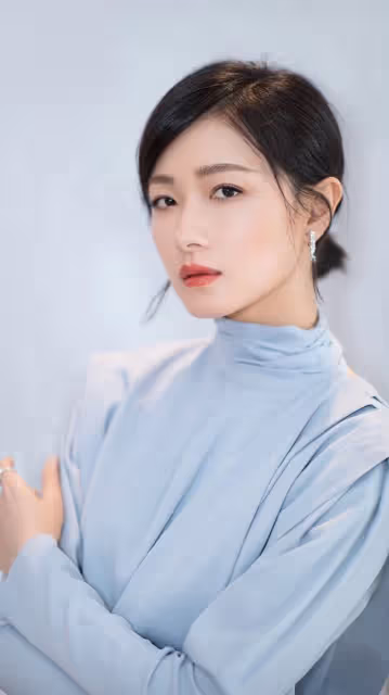 萬茜工作室闢謠被助理喂飯，稱兩人為親戚關係，網友直呼硬氣一點