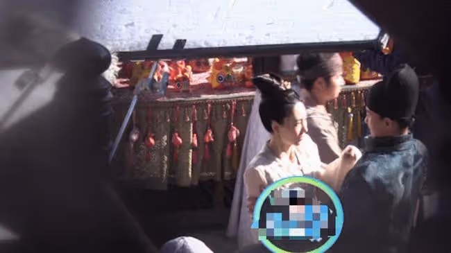 42歲王麗坤新戲路透曝光，皮膚雪白不見老，與周一圍同框嫩過頭