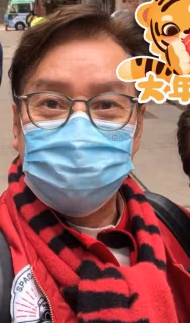 譚詠麟與仙靚夫婦做義工!素顏站街邊接地氣,袁詠儀寬雙眼皮搶眼