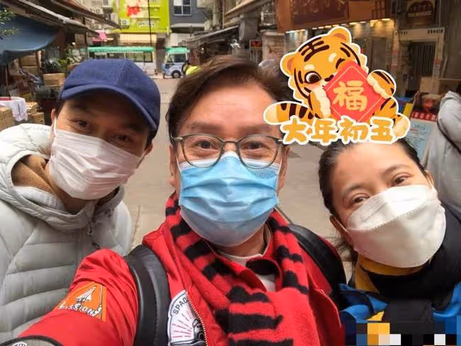 譚詠麟與仙靚夫婦做義工!素顏站街邊接地氣,袁詠儀寬雙眼皮搶眼