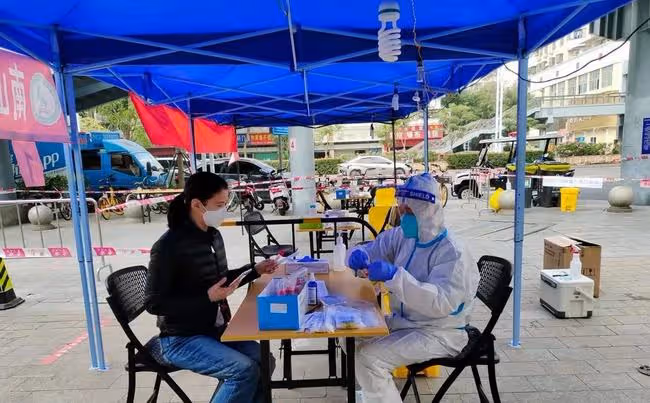 譚詠麟與仙靚夫婦做義工!素顏站街邊接地氣,袁詠儀寬雙眼皮搶眼
