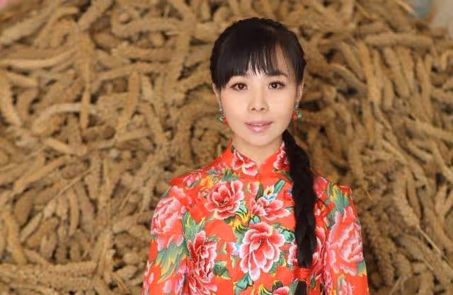 從星光大道走出的王二妮:嫁給農村初戀,婆婆對她比親生女兒還好