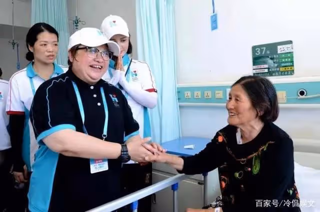 主持人發文暗諷韓紅:手上戴400萬名表卻喊捐款破產,如何評價?