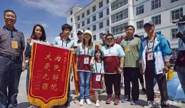 主持人發文暗諷韓紅:手上戴400萬名表卻喊捐款破產,如何評價?