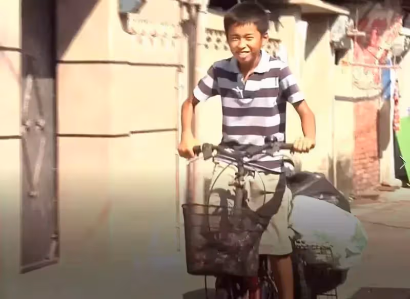 阿嬤和父親身體差,12歲國中孩「騎腳踏車撿回收」,學費自己賺,每天為視障父下廚「從無絲毫怨言」:一天的收穫已經很開心