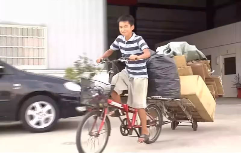 阿嬤和父親身體差,12歲國中孩「騎腳踏車撿回收」,學費自己賺,每天為視障父下廚「從無絲毫怨言」:一天的收穫已經很開心