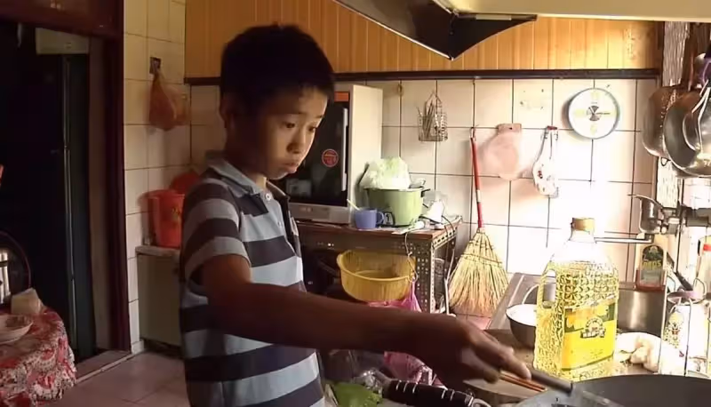 阿嬤和父親身體差,12歲國中孩「騎腳踏車撿回收」,學費自己賺,每天為視障父下廚「從無絲毫怨言」:一天的收穫已經很開心