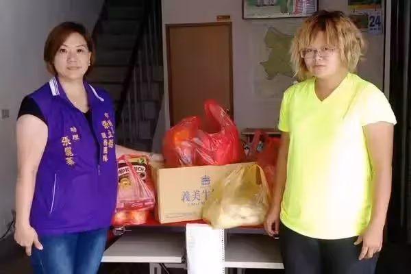 阿嬤和父親身體差,12歲國中孩「騎腳踏車撿回收」,學費自己賺,每天為視障父下廚「從無絲毫怨言」:一天的收穫已經很開心