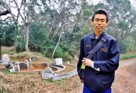 家住公墓旁!清貧生葉兆益沒錢補習,只靠1招方法考上交大:沒有傘的孩子,才會努力奔跑!