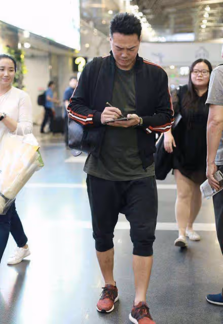 54歲謝天華曬3歲幼女穿唐裝舞獅照，不經意曝光4千萬複式豪宅