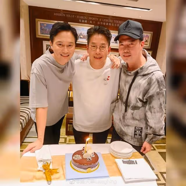 54歲謝天華曬3歲幼女穿唐裝舞獅照,不經意曝光4千萬複式豪宅