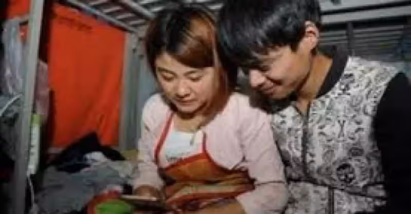丈夫出事後我「拋夫棄子」改嫁，半年後想念兒子，悄悄回家！推開門後我慚愧得自扇耳光