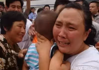 夫妻連生7女「遭鄰居嘲笑」10年後卻人人稱羨!女兒們搶著跟父母過年 老三砸千萬買別墅「全家一起過」