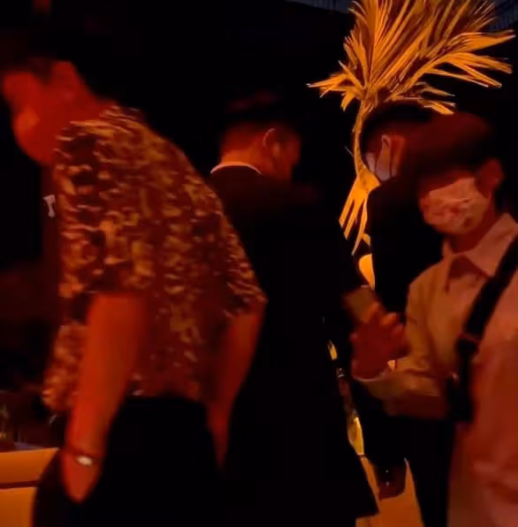 賈乃亮被曝戴大金表去酒吧!現場明星網紅扎堆,李小璐也在當地