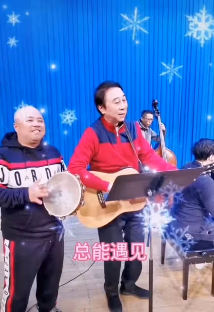 64歲馮鞏為北京冬奧加油!組樂隊彈吉他嗨翻全場,還是冬奧志願者
