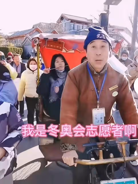 64歲馮鞏為北京冬奧加油!組樂隊彈吉他嗨翻全場,還是冬奧志願者