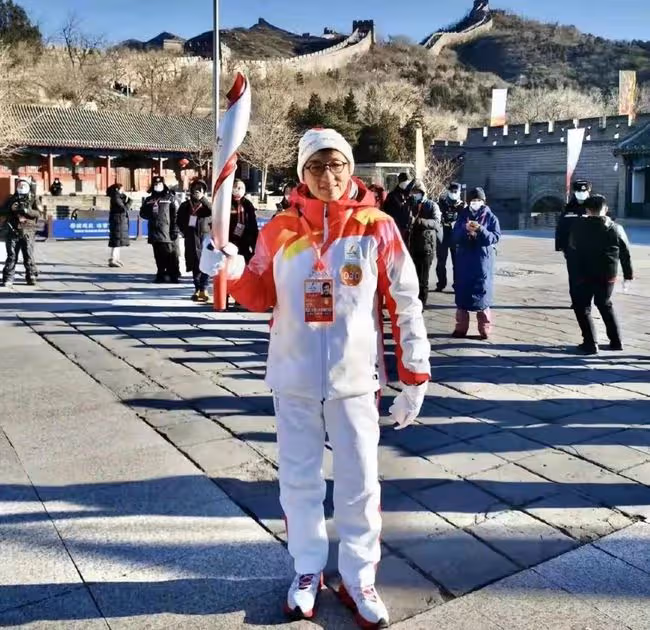 64歲馮鞏為北京冬奧加油!組樂隊彈吉他嗨翻全場,還是冬奧志願者