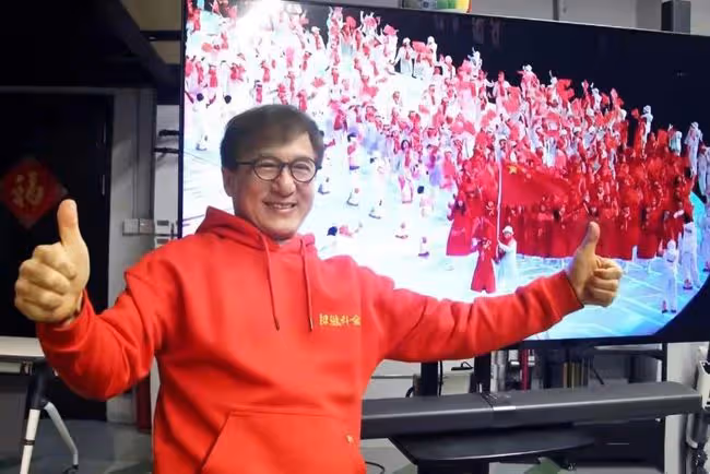 64歲馮鞏為北京冬奧加油!組樂隊彈吉他嗨翻全場,還是冬奧志願者