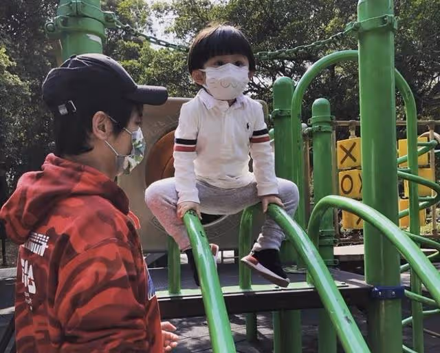 香港著名渣男近況曝光!細心帶娃遭痛批:不要再演好好先生洗白了