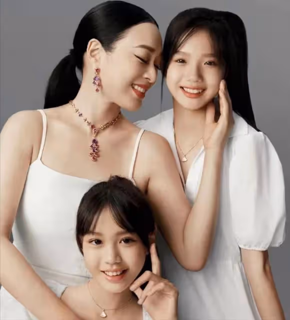 半百鍾麗緹新年帶女兒拍片秀舞技,三母女像姐妹,二女兒成焦點