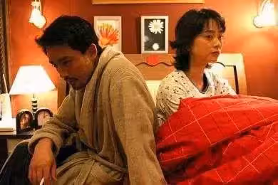 離婚七年他「開豪車炫耀」想讓前妻後悔,小女孩「單純一句話揭露真相」卻讓他崩潰痛哭