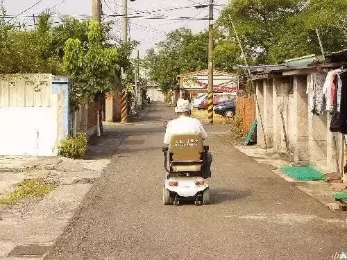 離婚七年他「開豪車炫耀」想讓前妻後悔,小女孩「單純一句話揭露真相」卻讓他崩潰痛哭