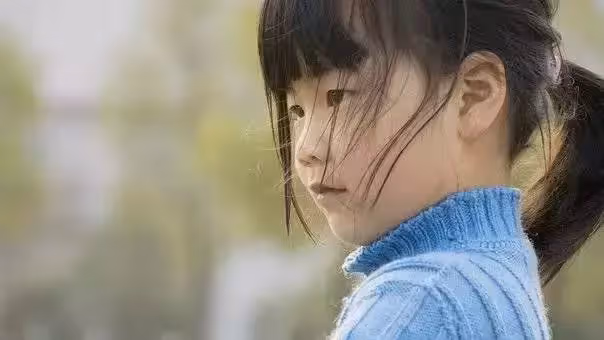 離婚七年他「開豪車炫耀」想讓前妻後悔,小女孩「單純一句話揭露真相」卻讓他崩潰痛哭