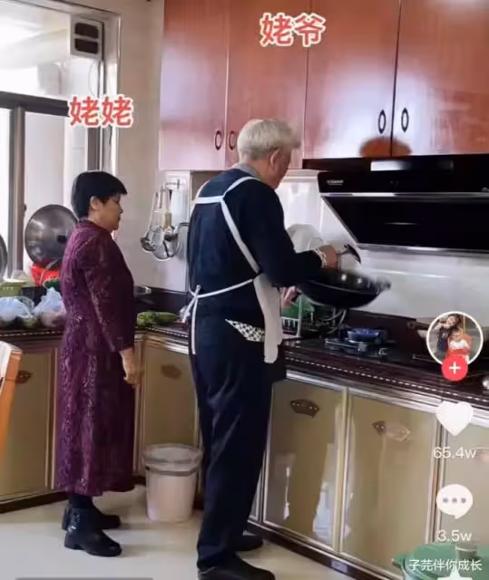 外孫齊齊回家過年!一頓漢堡就花掉2600 外公「挨個發完壓歲錢」表情無奈:養老金被掏空