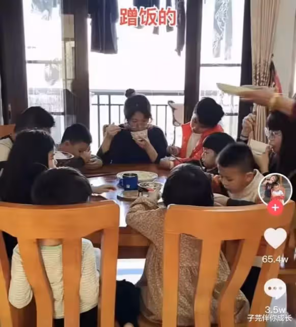 外孫齊齊回家過年!一頓漢堡就花掉2600 外公「挨個發完壓歲錢」表情無奈:養老金被掏空