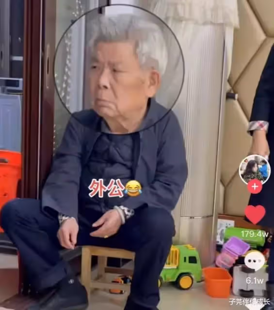 外孫齊齊回家過年!一頓漢堡就花掉2600 外公「挨個發完壓歲錢」表情無奈:養老金被掏空