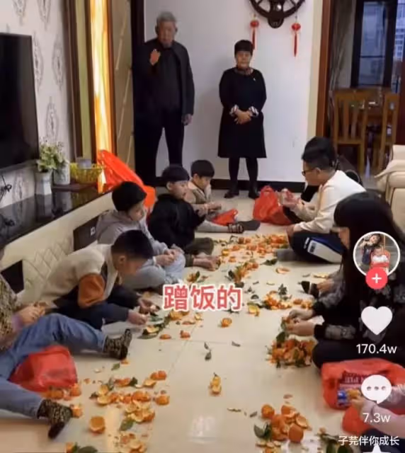 外孫齊齊回家過年!一頓漢堡就花掉2600 外公「挨個發完壓歲錢」表情無奈:養老金被掏空