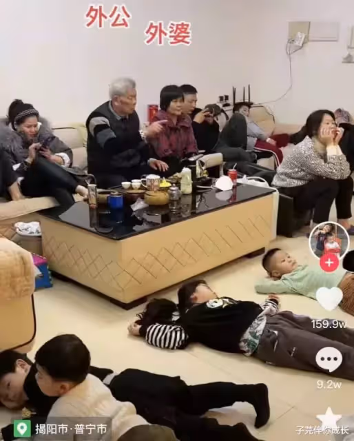 外孫齊齊回家過年!一頓漢堡就花掉2600 外公「挨個發完壓歲錢」表情無奈:養老金被掏空