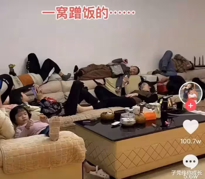 外孫齊齊回家過年!一頓漢堡就花掉2600 外公「挨個發完壓歲錢」表情無奈:養老金被掏空