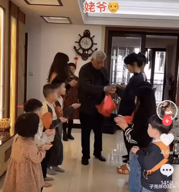 外孫齊齊回家過年!一頓漢堡就花掉2600 外公「挨個發完壓歲錢」表情無奈:養老金被掏空