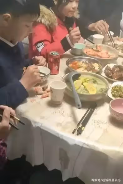 她廚房裡忙前忙後!辛苦做好一桌年夜飯 結果卻只讓她寒心:除了兒子之外,沒人在乎我