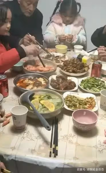 她廚房裡忙前忙後!辛苦做好一桌年夜飯 結果卻只讓她寒心:除了兒子之外,沒人在乎我