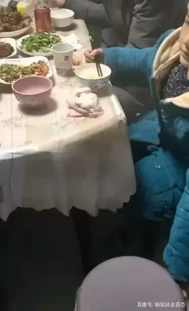 她廚房裡忙前忙後!辛苦做好一桌年夜飯 結果卻只讓她寒心:除了兒子之外,沒人在乎我