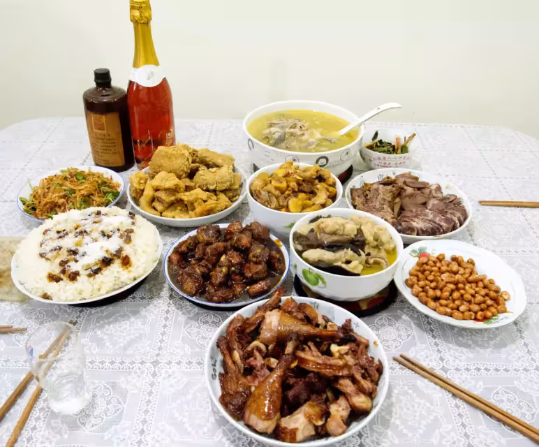她廚房裡忙前忙後！辛苦做好一桌年夜飯　結果卻只讓她寒心：除了兒子之外，沒人在乎我