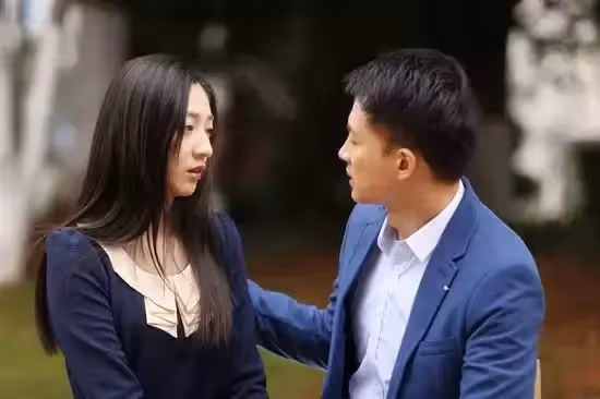 小舅子結婚我隨禮十萬,當著眾親友的面,岳母把錢砸我臉上