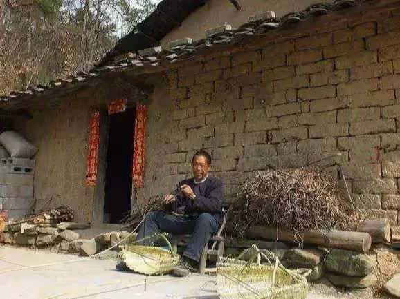 小舅子結婚我隨禮十萬,當著眾親友的面,岳母把錢砸我臉上