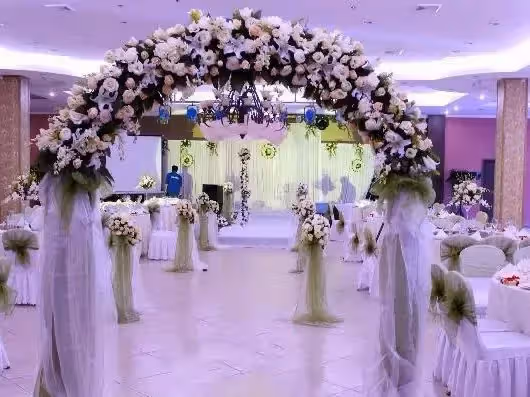 小舅子結婚我隨禮十萬,當著眾親友的面,岳母把錢砸我臉上