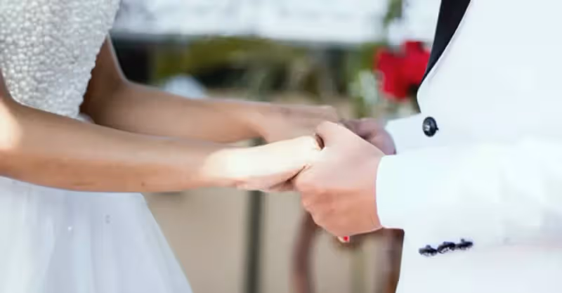 怎麼連婚宴的錢也要我給；兩個月的工資而已，誰讓你是妹妹