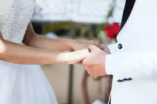 怎麼連婚宴的錢也要我給;兩個月的工資而已,誰讓你是妹妹