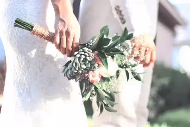 怎麼連婚宴的錢也要我給;兩個月的工資而已,誰讓你是妹妹