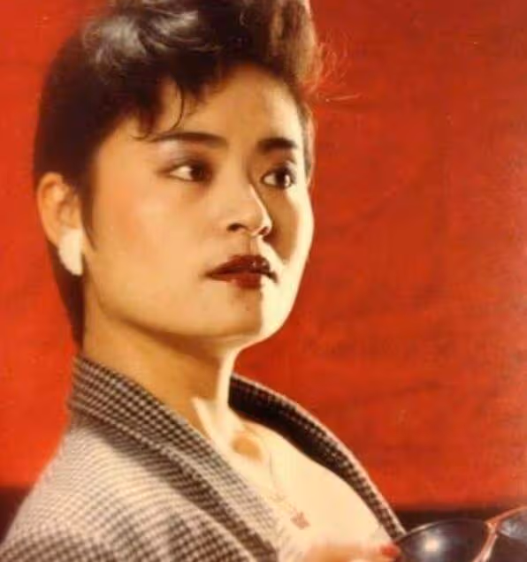 她曾比那英還紅,離婚後卻被弟弟打成腦震盪,只能做保姆養活女兒